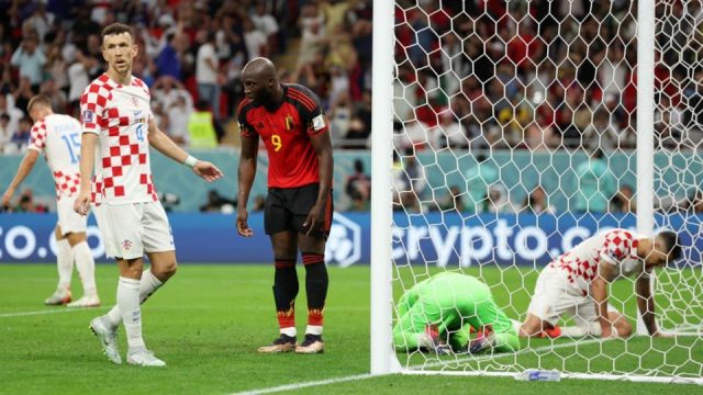 Situasi saat Lukaku gagal memanfaatkan umpan lambung yang terlepas dari tubuhnya dan menyebabkan bola mudah ditangkap oleh kiper Kroasia