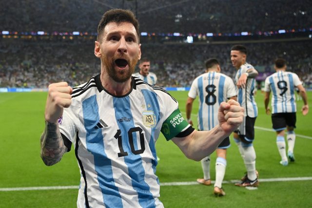 Wajah senang Lionel Messi seusai pertandingan Argentina vs Australia dengan skor 2-1 (doc. Twitter @FIFAWorldCup)